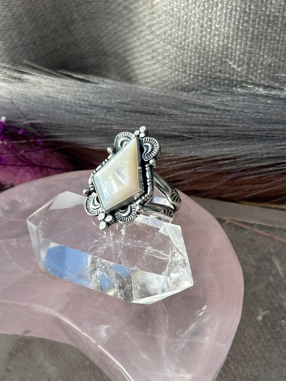 Mother of Pearl Decorative Kite Ring Size R